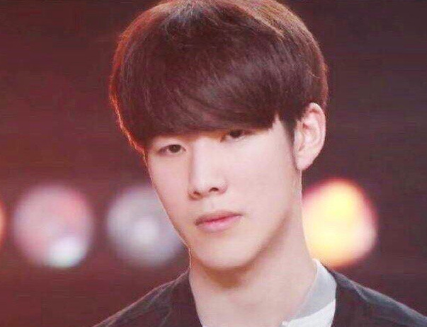 神回来了！ rookie 的 Crow 1拉动3次爆炸控制了 Royal Never Give Up 的早期崩溃， Invictus Gaming 获得了赛点