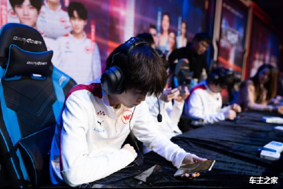 FlyQuest 首先进入了 StarLadder 布达佩斯 Major 2025 第二阶段，而 Rare Atom 被淘汰