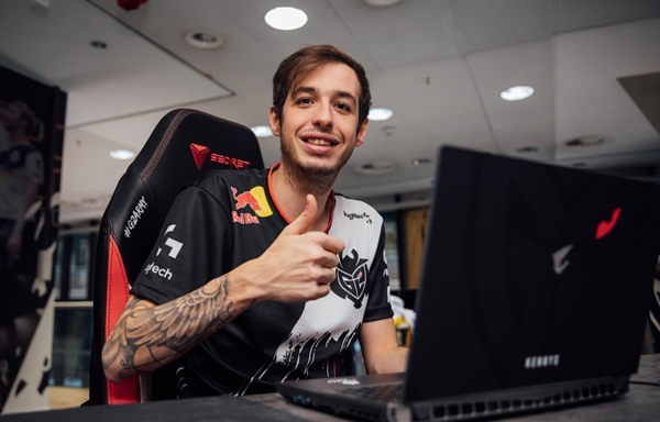 屋漏偏逢连夜雨，LGD教练xiao8前妻指责：他出轨还涉赌